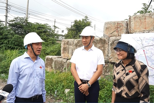 Ông Phạm Thành Kiên (áo xanh) Phó chủ tịch HĐND TP.HCM đi kiểm tra giám sát đoạn 2,7 km Vành đai 2 - Ảnh: Lê Minh Ông Phạm Thành Kiên (áo xanh) Phó chủ tịch HĐND TP.HCM đi kiểm tra giám sát đoạn 2,7 km Vành đai 2 - Ảnh: Lê Minh