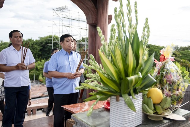 Bộ trưởng Nguyễn Chí Dũng cùng đoàn công tác thành kính dâng hương, dâng hoa tưởng nhớ các anh hùng liệt sĩ tại Di tích quốc gia đặc biệt Thành cổ Quảng Trị. Ảnh: Trường Sơn Bộ trưởng Nguyễn Chí Dũng cùng đoàn công tác thành kính dâng hương, dâng hoa tưởng nhớ các anh hùng liệt sĩ tại Di tích quốc gia đặc biệt Thành cổ Quảng Trị. Ảnh: Trường Sơn