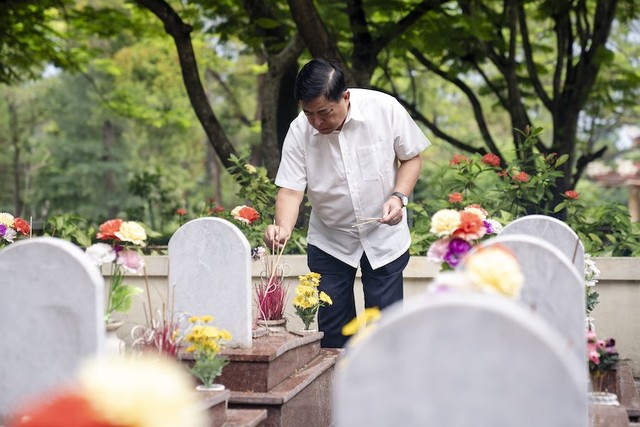 Chương trình là hoạt động thường niên của Bộ Kế hoạch và Đầu tư vào mỗi dịp kỷ niệm Ngày Thương binh liệt sỹ (27/7), thể hiện truyền thống đạo lý “uống nước nhớ nguồn”. Trong ảnh: Bộ trưởng Nguyễn Chí Dũng thắp hương tưởng nhớ các liệt sĩ tại Nghĩa trang Liệt sĩ Quốc gia Trường Sơn. Ảnh: Trường Sơn Chương trình là hoạt động thường niên của Bộ Kế hoạch và Đầu tư vào mỗi dịp kỷ niệm Ngày Thương binh liệt sỹ (27/7), thể hiện truyền thống đạo lý “uống nước nhớ nguồn”. Trong ảnh: Bộ trưởng Nguyễn Chí Dũng thắp hương tưởng nhớ các liệt sĩ tại Nghĩa trang Liệt sĩ Quốc gia Trường Sơn. Ảnh: Trường Sơn