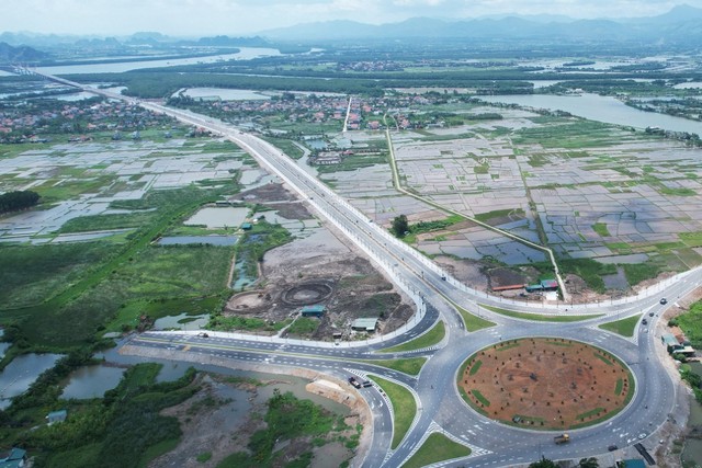 Nút giao và đường dẫn cầu Bến Rừng. Ảnh: Đỗ Phương