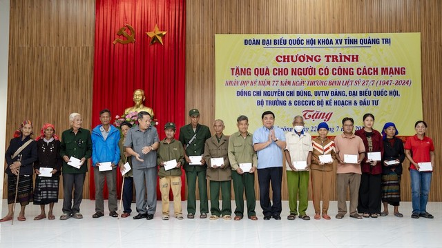 Bộ trưởng Nguyễn Chí Dũng trao tận tay từng phần quà cho đại diện các gia đình người có công. Ảnh: Trường Sơn Bộ trưởng Nguyễn Chí Dũng trao tận tay từng phần quà cho đại diện các gia đình người có công. Ảnh: Trường Sơn