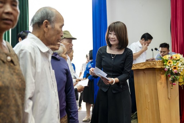 Những phần quà được trao tận tay đại diện các gia đình người có công, gia đình chính sách, chứa đựng nhiều tình cảm của cán bộ, công chức, viên chức, người lao động Bộ Kế hoạch và Đầu tư. Ảnh: Trường Sơn Những phần quà được trao tận tay đại diện các gia đình người có công, gia đình chính sách, chứa đựng nhiều tình cảm của cán bộ, công chức, viên chức, người lao động Bộ Kế hoạch và Đầu tư. Ảnh: Trường Sơn