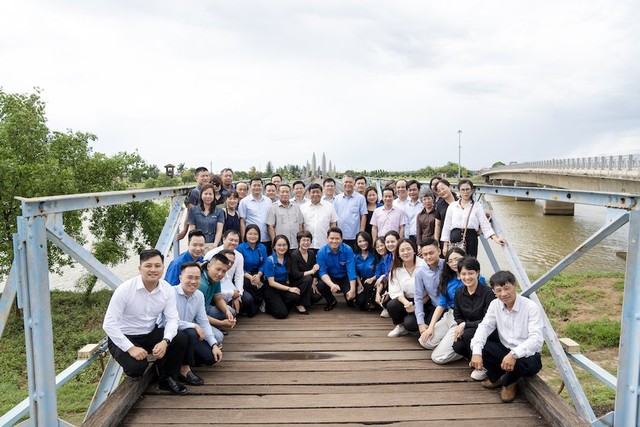 Bộ trưởng Nguyễn Chí Dũng và đoàn công tác Bộ Kế hoạch và Đầu tư thăm, chụp ảnh lưu niệm tại Di tích lịch sử cầu Hiền Lương - sông Bến Hải, tỉnh Quảng Trị. Ảnh: Trường Sơn Bộ trưởng Nguyễn Chí Dũng và đoàn công tác Bộ Kế hoạch và Đầu tư thăm, chụp ảnh lưu niệm tại Di tích lịch sử cầu Hiền Lương - sông Bến Hải, tỉnh Quảng Trị. Ảnh: Trường Sơn