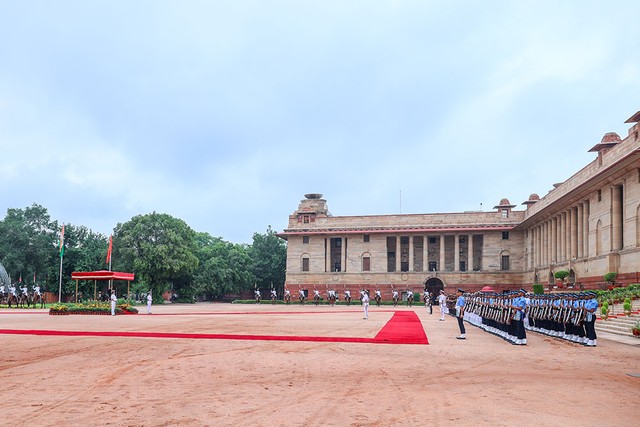 Lễ đón được tổ chức trọng thể tại Phủ Tổng thống Ấn Độ. (Ảnh Nhật Bắc) Lễ đón được tổ chức trọng thể tại Phủ Tổng thống Ấn Độ. (Ảnh Nhật Bắc)