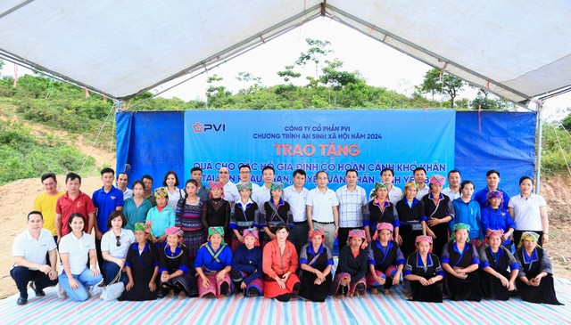 Ngoài việc tập trung phát triển kinh doanh, PVI luôn chung tay cùng phát triển cộng đồng. Trong ảnh: Một hoạt động an sinh xã hội của PVI tại Yên Bái. Ngoài việc tập trung phát triển kinh doanh, PVI luôn chung tay cùng phát triển cộng đồng. Trong ảnh: Một hoạt động an sinh xã hội của PVI tại Yên Bái.