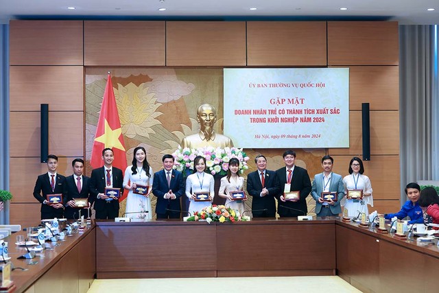 Phó Chủ tịch Quốc hội Nguyễn Đức Hải trao tặng quà lưu niệm cho các doanh nhân trẻ xuất sắc tại buổi gặp mặt