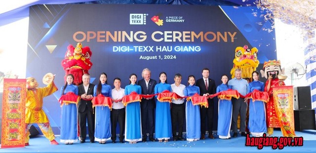 Đại biểu thực hiện nghi thức cắt băng khai trương DIGI - TEXX Hậu Giang tại Khu công nghệ số Hậu Giang. Nguồn: haugiang.gov.vn Đại biểu thực hiện nghi thức cắt băng khai trương DIGI - TEXX Hậu Giang tại Khu công nghệ số Hậu Giang. Nguồn: haugiang.gov.vn