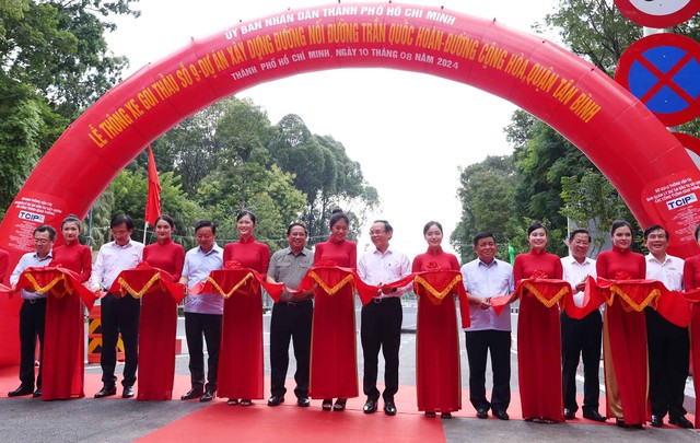 Lễ cắt băng khánh thành.