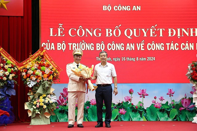 Ủy viên Trung ương Đảng, Bí thư Tỉnh ủy Thái Bình Ngô Đông Hải tặng hoa chúc mừng tân Giám đốc Công an tỉnh Trần Xuân Ánh. Ủy viên Trung ương Đảng, Bí thư Tỉnh ủy Thái Bình Ngô Đông Hải tặng hoa chúc mừng tân Giám đốc Công an tỉnh Trần Xuân Ánh.