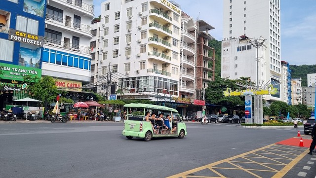 Du khách đến với đảo Cát Bà ngày càng đông. Ảnh: Thanh Tân Du khách đến với đảo Cát Bà ngày càng đông. Ảnh: Thanh Tân