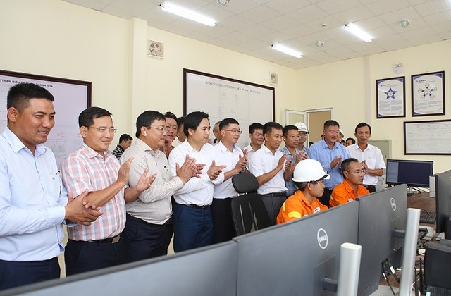 Thời khắc đóng điện thành công.