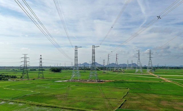 Đường dây 500 kV mạch 3 nhận được sự hỗ trợ thi công từ nhiều đơn vị. Đường dây 500 kV mạch 3 nhận được sự hỗ trợ thi công từ nhiều đơn vị.