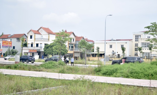 Các đoàn khách tới xem đất. Ảnh: Nhật Linh Các đoàn khách tới xem đất. Ảnh: Nhật Linh