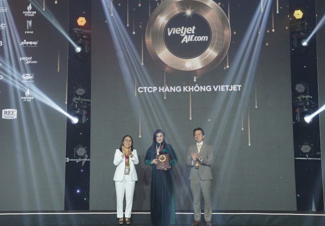 Thành viên HĐQT - Phó tổng giám đốc Vietjet Hồ Ngọc Yến Phương (áo dài xanh) nhận giải thưởng vinh danh 50 công ty niêm yết tốt nhất Việt Nam 2024 Thành viên HĐQT - Phó tổng giám đốc Vietjet Hồ Ngọc Yến Phương (áo dài xanh) nhận giải thưởng vinh danh 50 công ty niêm yết tốt nhất Việt Nam 2024