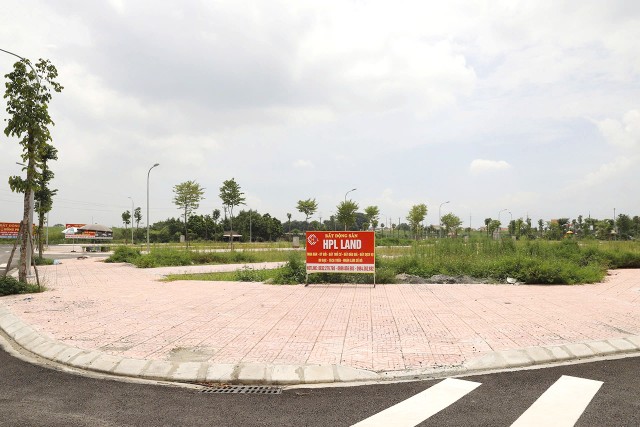 Mức giá đất cao đột biến có thể tạo ra xu hướng đầu cơ đất đai, khi nhiều người đổ xô mua đất với hy vọng kiếm lợi nhuận từ việc giá đất tiếp tục tăng trong tương lai. Mức giá đất cao đột biến có thể tạo ra xu hướng đầu cơ đất đai, khi nhiều người đổ xô mua đất với hy vọng kiếm lợi nhuận từ việc giá đất tiếp tục tăng trong tương lai.