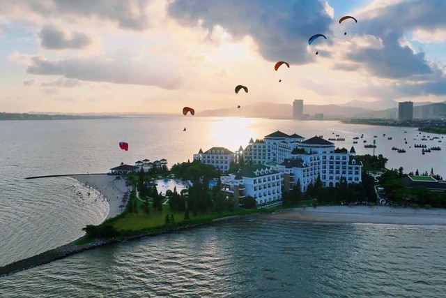 Bay đội hình của Sky Rider tại Bãi Cháy, TP Hạ Long. Ảnh: Đỗ Phương Bay đội hình của Sky Rider tại Bãi Cháy, TP Hạ Long. Ảnh: Đỗ Phương