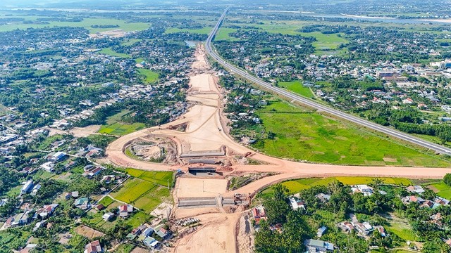 Việc chậm di dời công trình hạ tầng kỹ thuật trên tuyến chính khiến việc thi công không thể liên tục. Việc chậm di dời công trình hạ tầng kỹ thuật trên tuyến chính khiến việc thi công không thể liên tục.