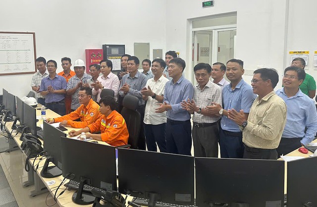 Lãnh đạo EVNNPT chứng kiến thời khắc đóng điện Dự án tại Trạm biến áp 500 kV Quảng Trạch. Lãnh đạo EVNNPT chứng kiến thời khắc đóng điện Dự án tại Trạm biến áp 500 kV Quảng Trạch.