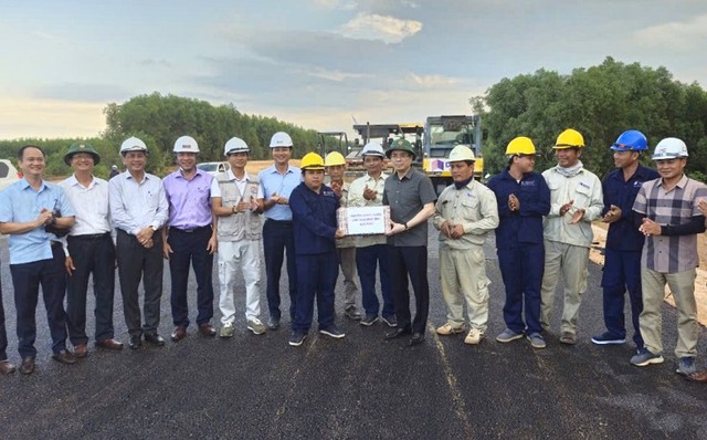 Chủ tịch UBND tỉnh Quảng Ngãi kiểm tra dự án và thăm hỏi, động viên kỹ sư, công nhân thi công dự án. Chủ tịch UBND tỉnh Quảng Ngãi kiểm tra dự án và thăm hỏi, động viên kỹ sư, công nhân thi công dự án.