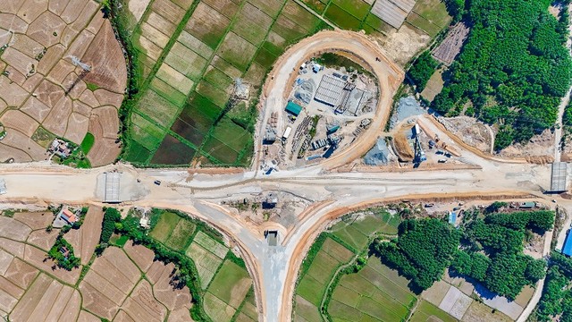 Chủ tịch UBND tỉnh Quảng Ngãi chỉ đạo các đơn vị phối hợp giải quyết, không để ảnh hưởng đến tiến độ chung của dự án. Chủ tịch UBND tỉnh Quảng Ngãi chỉ đạo các đơn vị phối hợp giải quyết, không để ảnh hưởng đến tiến độ chung của dự án.