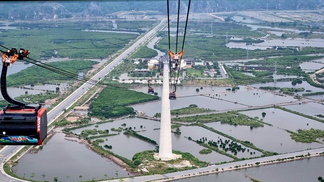 Sau khi có cầu Tân Vũ - Lạch Huyện, tuyến cáp treo Cát Hải - Phù Long do Tập đoàn Sun Group đầu tư dài gần 4 km cũng đã được đưa vào sử dụng vào tháng 6.2020, góp phần thúc đẩy du lịch Cát Bà. Ảnh: Thanh Tân Sau khi có cầu Tân Vũ - Lạch Huyện, tuyến cáp treo Cát Hải - Phù Long do Tập đoàn Sun Group đầu tư dài gần 4 km cũng đã được đưa vào sử dụng vào tháng 6.2020, góp phần thúc đẩy du lịch Cát Bà. Ảnh: Thanh Tân
