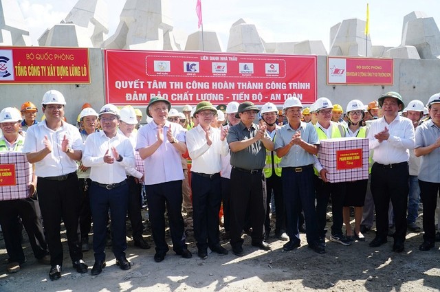 Thủ tướng Chính phủ tặng quà, động viên công nhân làm việc tại Dự án Cảng Liên Chiểu, Đà Nẵng. Ảnh: T.X