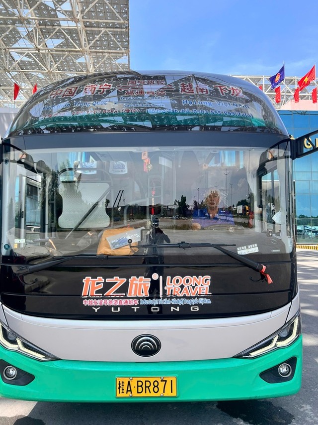 Xe chuyên tuyến Bến xe Phong Linh - Nam Ninh (Trung Quốc) - Bến xe Bãi Cháy – Hạ Long (Việt Nam). Ảnh: Hữu Việt Xe chuyên tuyến Bến xe Phong Linh - Nam Ninh (Trung Quốc) - Bến xe Bãi Cháy – Hạ Long (Việt Nam). Ảnh: Hữu Việt