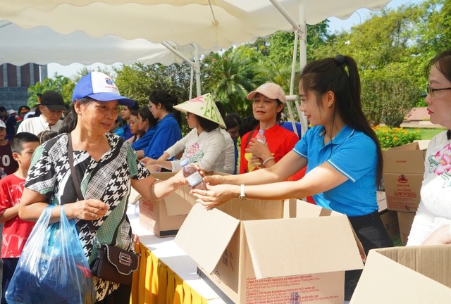 Trong dịp nghỉ Lễ Quốc khánh 2/9, Sở Du lịch Hà Nội phối hợp với Ban Quản lý Lăng Chủ tịch Hồ Chí Minh tổ chức tặng 28.000 suất quà cho du khách đến thăm, viếng tại Lăng. Trong dịp nghỉ Lễ Quốc khánh 2/9, Sở Du lịch Hà Nội phối hợp với Ban Quản lý Lăng Chủ tịch Hồ Chí Minh tổ chức tặng 28.000 suất quà cho du khách đến thăm, viếng tại Lăng.
