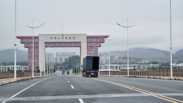 Tuyến vận tải hành khách Nam Ninh (Trung Quốc) - Hạ Long (Việt Nam) được chính thức thực hiện từ ngày 3/9 qua lối thông quan cầu Bắc Luân II. Ảnh: Thanh Tân Tuyến vận tải hành khách Nam Ninh (Trung Quốc) - Hạ Long (Việt Nam) được chính thức thực hiện từ ngày 3/9 qua lối thông quan cầu Bắc Luân II. Ảnh: Thanh Tân