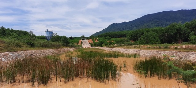 Dự án Hồ chứa nước Lộc Đại chỉ mới thi công được các hạng mục như tràn xả lũ, kênh xả sau tràn và cầu qua kênh, cống lấy nước… Đến nay, các hạng mục này có biểu hiện xuống cấp, nhất là kênh xả sau tràn cỏ dại mọc um tùm. Ảnh: Linh Đan Dự án Hồ chứa nước Lộc Đại chỉ mới thi công được các hạng mục như tràn xả lũ, kênh xả sau tràn và cầu qua kênh, cống lấy nước… Đến nay, các hạng mục này có biểu hiện xuống cấp, nhất là kênh xả sau tràn cỏ dại mọc um tùm. Ảnh: Linh Đan