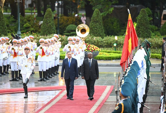 Tổng Bí thư, Chủ tịch nước Tô Lâm và Tổng thống Guinea-Bissau Umaro Sissoco Embaló duyệt Đội danh dự Quân đội nhân dân Việt Nam. Ảnh: Đức Thanh Tổng Bí thư, Chủ tịch nước Tô Lâm và Tổng thống Guinea-Bissau Umaro Sissoco Embaló duyệt Đội danh dự Quân đội nhân dân Việt Nam. Ảnh: Đức Thanh