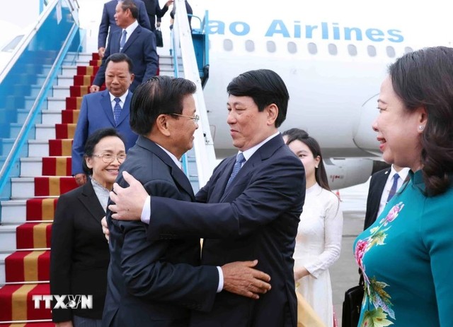 Ủy viên Bộ Chính trị, Thường trực Ban Bí thư Lương Cường đón Tổng Bí thư, Chủ tịch nước Lào Thongloun Sisoulith và Phu nhân tại sân bay quốc tế Nội Bài. Ảnh: TTXVN Ủy viên Bộ Chính trị, Thường trực Ban Bí thư Lương Cường đón Tổng Bí thư, Chủ tịch nước Lào Thongloun Sisoulith và Phu nhân tại sân bay quốc tế Nội Bài. Ảnh: TTXVN