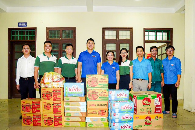 Vietcombank Hưng Yên hỗ trợ nhu yếu phẩm và kịp thời vận chuyển đến người dân vùng lũ Vietcombank Hưng Yên hỗ trợ nhu yếu phẩm và kịp thời vận chuyển đến người dân vùng lũ