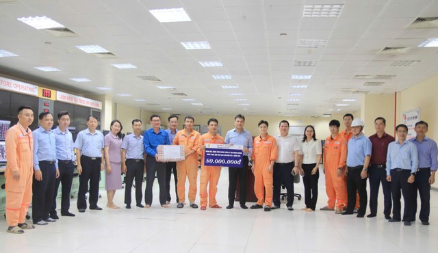 Đoàn Công tác động viên CBCNV Công ty Nhiệt điện Mông Dương khắc phục hậu quả cơn bão số 3