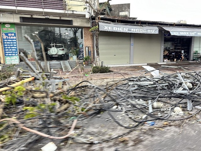 Cột điện đổ la liệt tại nhiều nơi ở Quảng Ninh. Cột điện đổ la liệt tại nhiều nơi ở Quảng Ninh.