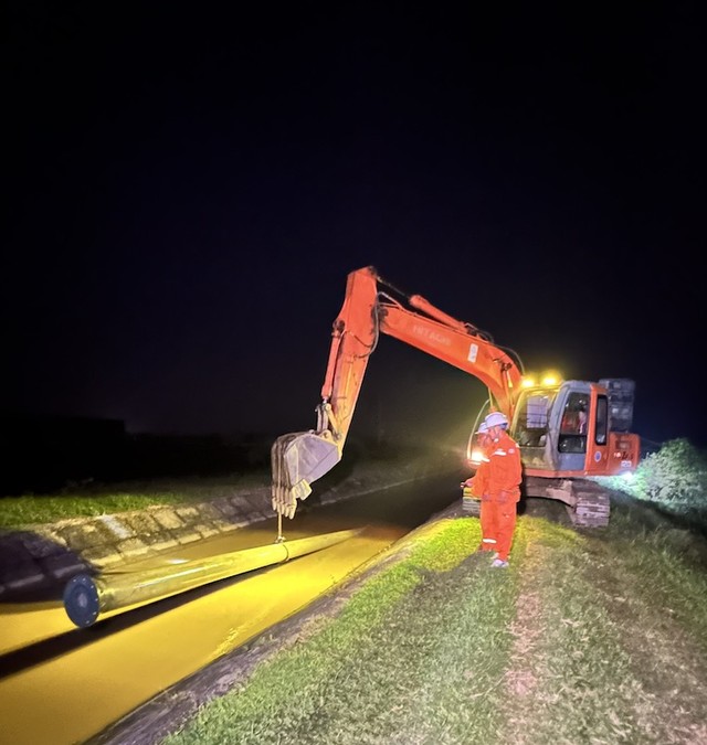 Vận chuyển cột điện vào để thi công. Vận chuyển cột điện vào để thi công.