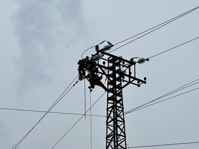 Kéo xong 3 đoạn đường dây bị đứt tại khoảng vượt ở vị trí 41 đường dây 471-E510 Hà Tu - Hạ Long lúc 17h ngày 14/9. Kéo xong 3 đoạn đường dây bị đứt tại khoảng vượt ở vị trí 41 đường dây 471-E510 Hà Tu - Hạ Long lúc 17h ngày 14/9.