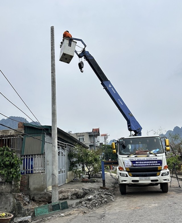 Bắt thanh giằng để lắp sứ, kéo dây tại tổ 48a khu 4b phường Hà Phong, TP. Hạ Long lúc 16g25 ngày 14/9. Bắt thanh giằng để lắp sứ, kéo dây tại tổ 48a khu 4b phường Hà Phong, TP. Hạ Long lúc 16g25 ngày 14/9.