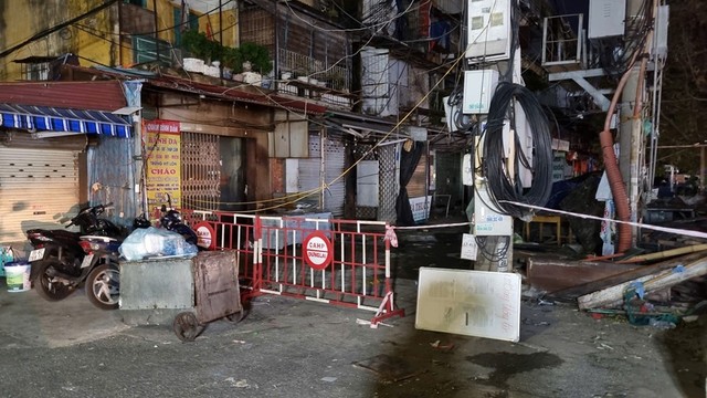 Người dân đã được di chuyển khỏi chung cư, lực lượng chức năng đã phong tỏa khu vực này trước cơn bão số 3 để đảm bảo an toàn. Ảnh: Thanh Tân Người dân đã được di chuyển khỏi chung cư, lực lượng chức năng đã phong tỏa khu vực này trước cơn bão số 3 để đảm bảo an toàn. Ảnh: Thanh Tân