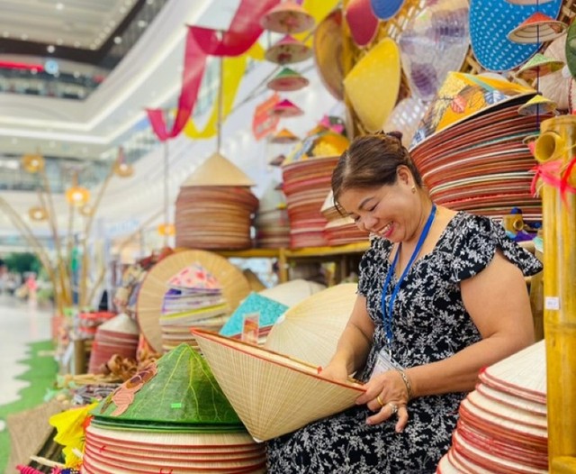 Nghệ nhân nón lá Tạ Thu Hương (làng Chuông, huyện Thanh Oai, Hà Nội). Nghệ nhân nón lá Tạ Thu Hương (làng Chuông, huyện Thanh Oai, Hà Nội).