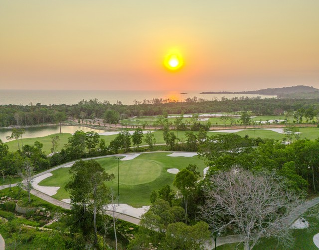 Hoàng hôn - “đặc sản” tại Phú Quốc cũng như Eschuri Vung Bau Golf Hoàng hôn - “đặc sản” tại Phú Quốc cũng như Eschuri Vung Bau Golf