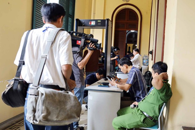 Phóng viên các cơ quan báo chí cũng phải đăng ký và thực hiện công tác kiểm tra trước khi vào khu vực tác nghiệp. Phóng viên các cơ quan báo chí cũng phải đăng ký và thực hiện công tác kiểm tra trước khi vào khu vực tác nghiệp.