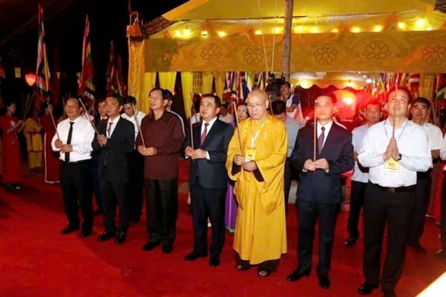 Lãnh đạo một số bộ, ngành trung ương, tỉnh Vientiane (Lào), lãnh đạo tỉnh Hải Dương, các chức sắc tôn giáo dâng hương tưởng niệm Anh hùng dân tộc Trần Hưng Đạo. Ảnh: Mạnh Minh