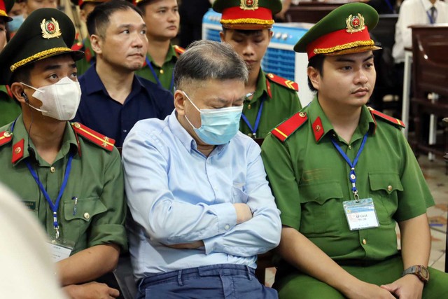 Bị cáo Chu Lập Cơ (chồng bà Lan) bị đưa ra xét xử về hành vi Rửa tiền. Bị cáo Chu Lập Cơ (chồng bà Lan) bị đưa ra xét xử về hành vi Rửa tiền.