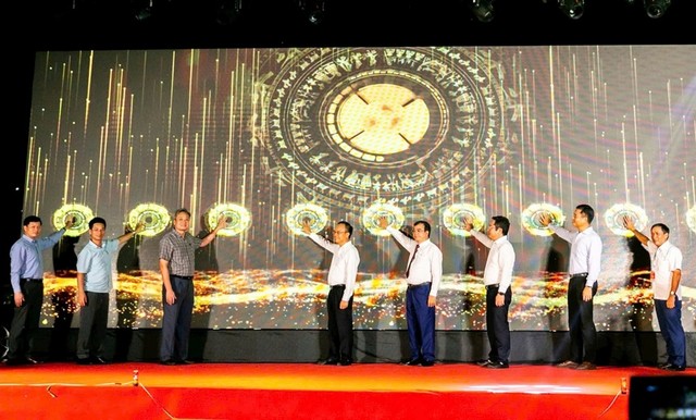 Lãnh đạo tỉnh Hải Dương và các đại biểu bấm nút khai mạc Tuần Văn hóa Du lịch và Xúc tiến Thương mại. Ảnh: Mạnh Tú