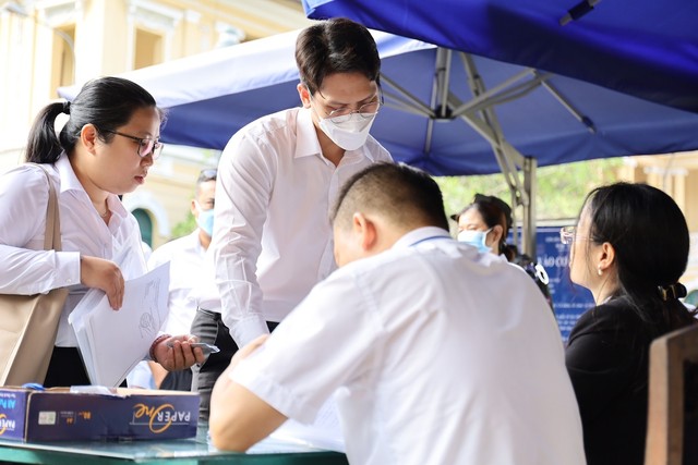 Ngoài các luật sư, phiên toà còn có khoảng 530 tổ chức, cá nhân được triệu tập với tư cách người có quyền, nghĩa vụ liên quan. Ngoài các luật sư, phiên toà còn có khoảng 530 tổ chức, cá nhân được triệu tập với tư cách người có quyền, nghĩa vụ liên quan.