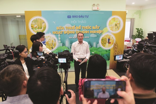 Tác giả trả lời phỏng vấn báo chí tại một cuộc hội thảo do Báo Đầu tư tổ chức