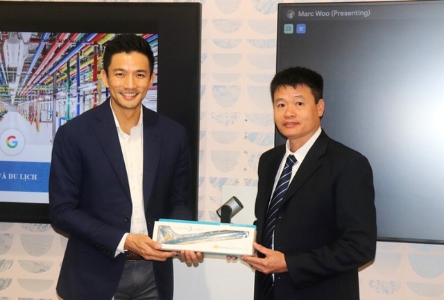Đại diện Vietnam Airlines tặng quà lưu niệm cho ông Marc Woo, Giám đốc Quốc gia Việt Nam, Google châu Á- Thái Bình Dương. Đại diện Vietnam Airlines tặng quà lưu niệm cho ông Marc Woo, Giám đốc Quốc gia Việt Nam, Google châu Á- Thái Bình Dương.