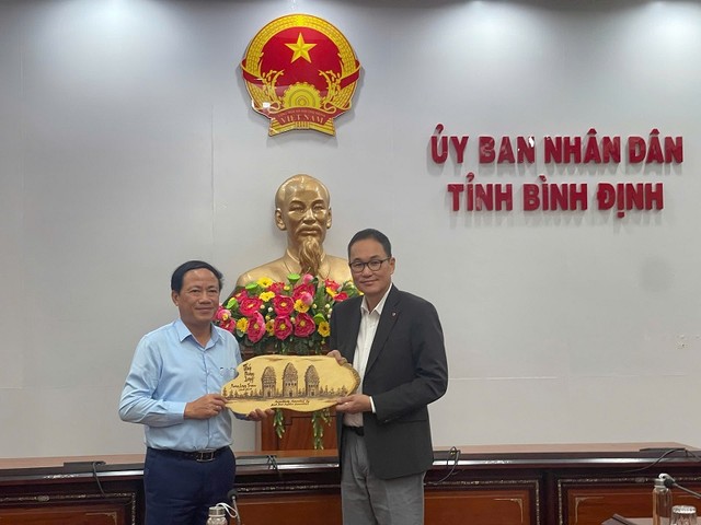 Ông Phạm Anh Tuấn, Chủ tịch UBND tỉnh Bình Định tặng quà lưu niệm cho ông Cheun Eung Sik, Chủ tịch Tập đoàn Daewon.