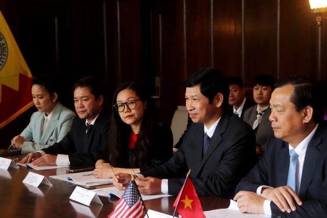 Đoàn công tác của Bộ VHTTDL Việt Nam do Thứ trưởng Hồ An Phong làm trưởng đoàn tại buổi làm việc với chính quyền thành phố Los Angeles. Đoàn công tác của Bộ VHTTDL Việt Nam do Thứ trưởng Hồ An Phong làm trưởng đoàn tại buổi làm việc với chính quyền thành phố Los Angeles.